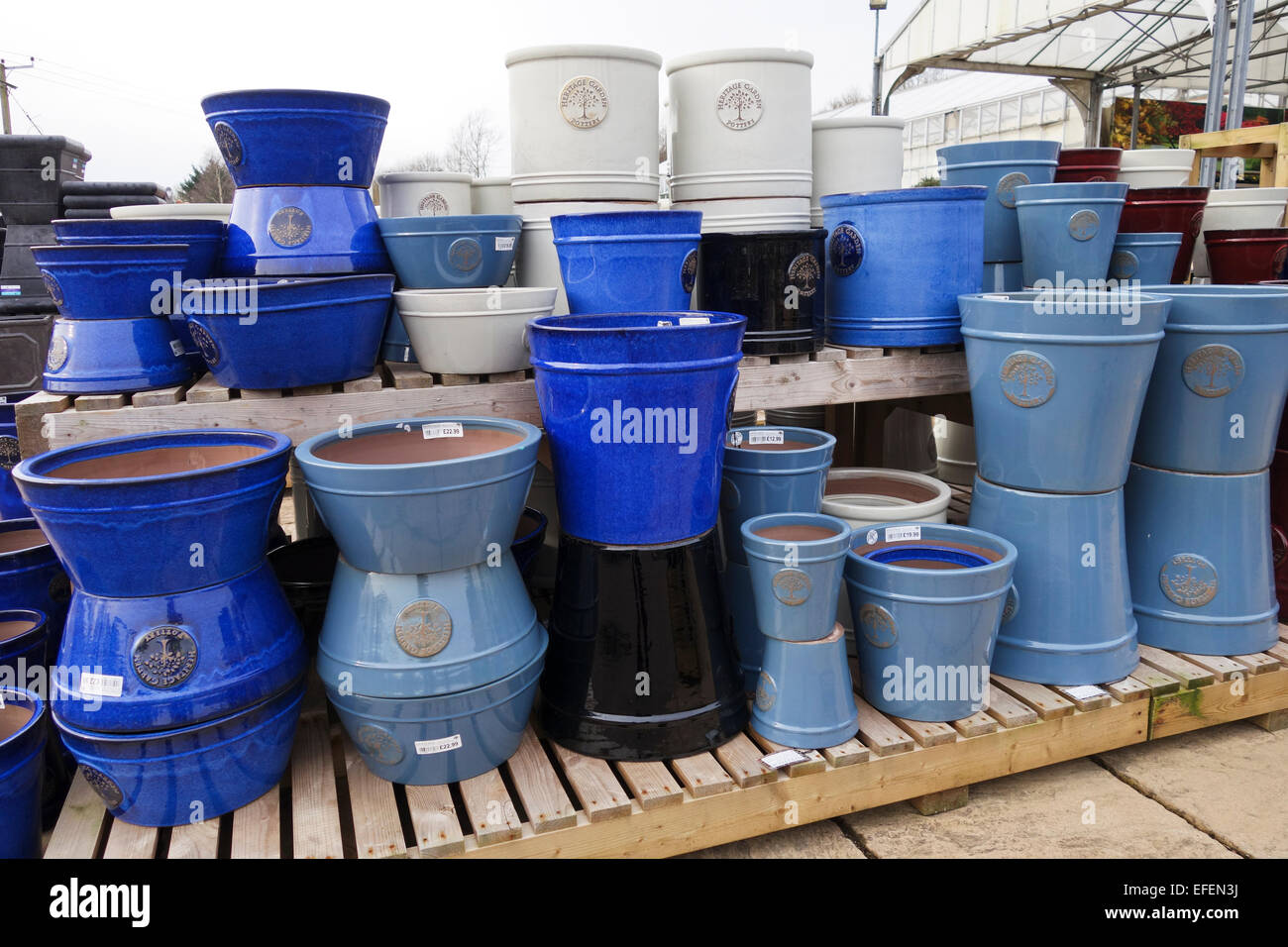 Pots de jardin vitrés en céramique à vendre à un Garden Centre, Angleterre, Royaume-Uni Banque D'Images