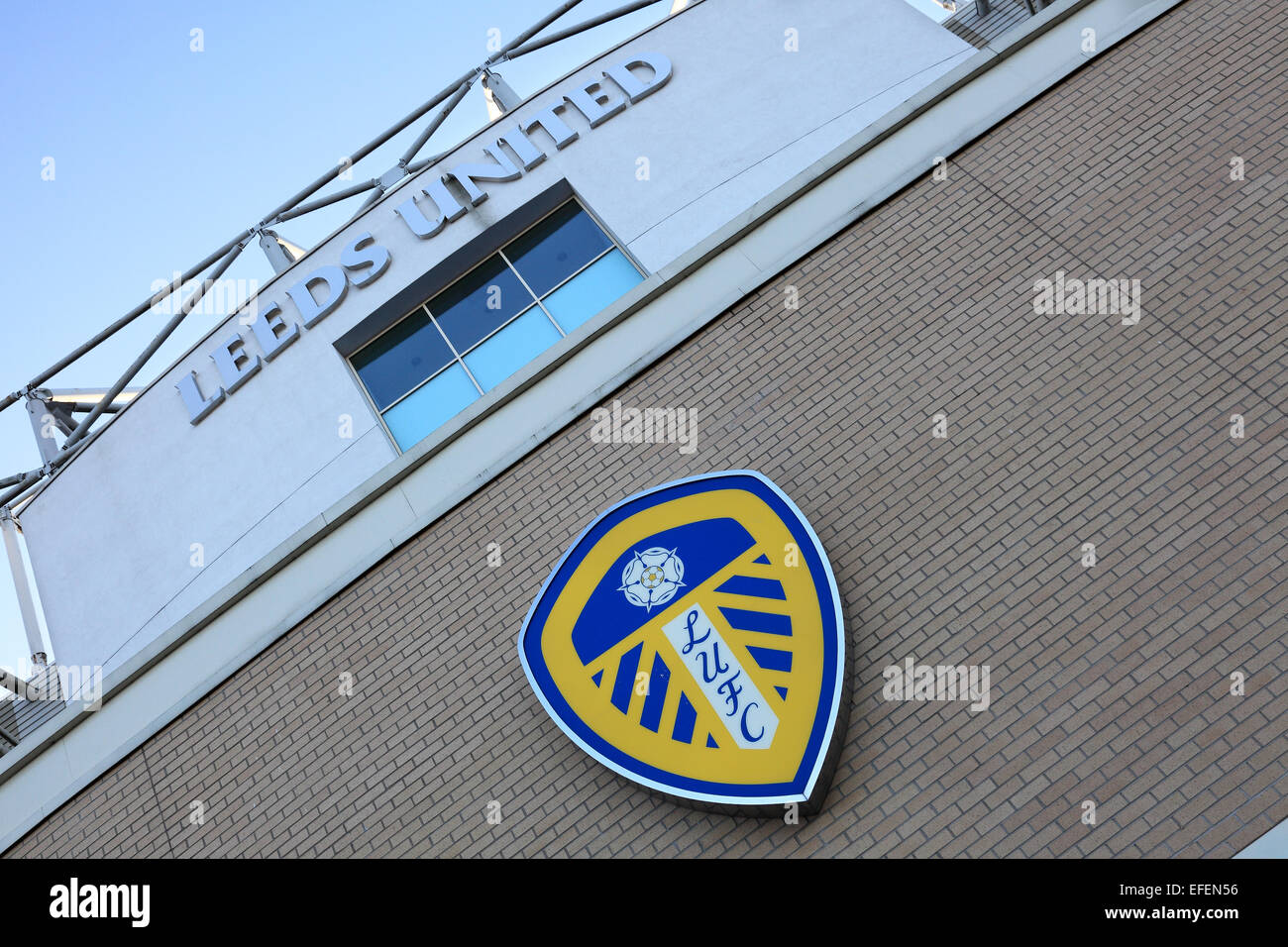 Leeds United's crest badge au célèbre leur terrain de football de Elland Road, à Leeds West Yorkshire, Angleterre Banque D'Images