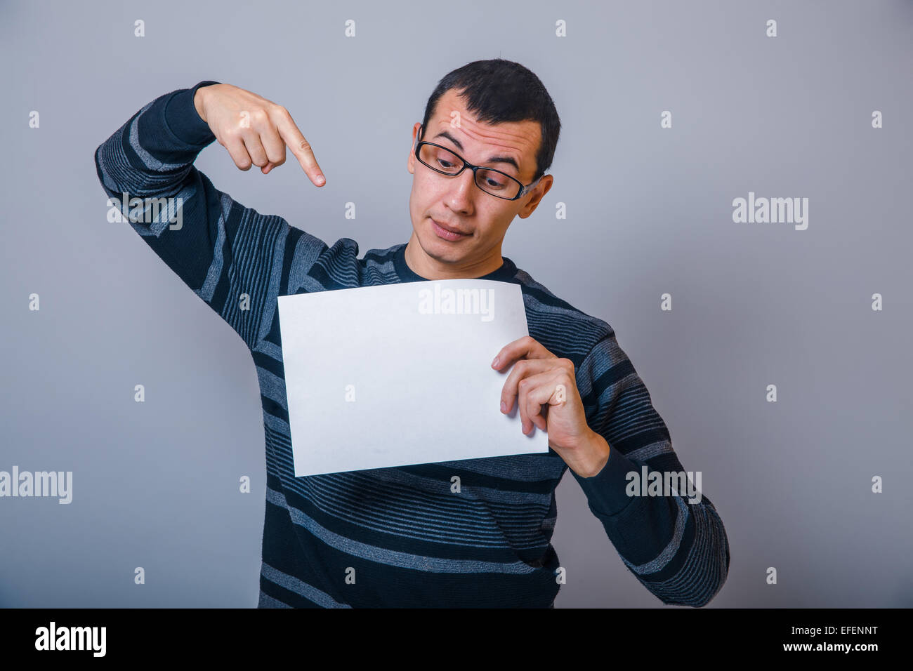 Homme à l'Européen de 30 ans avec des lunettes montre un elle Banque D'Images