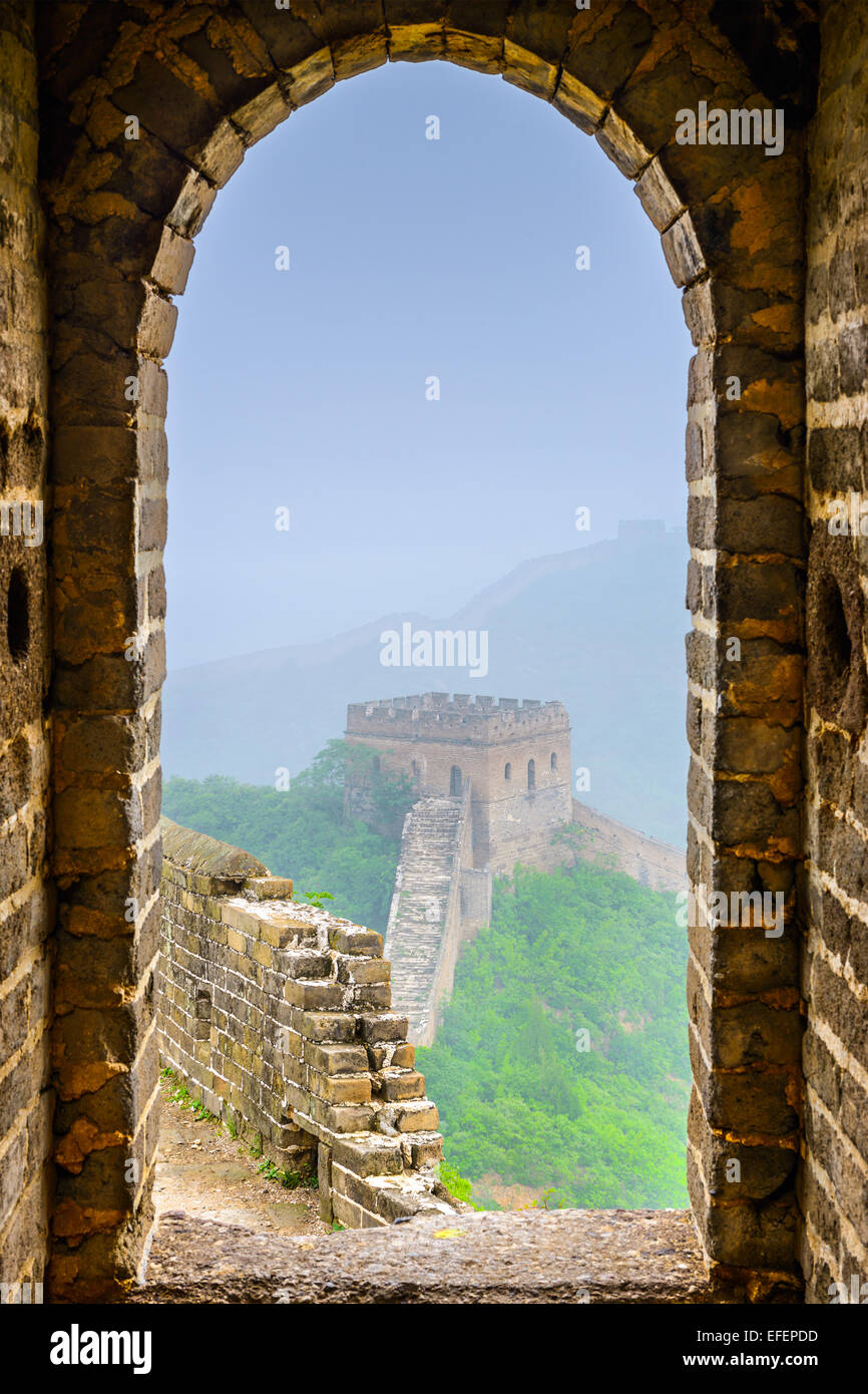 Grande Muraille de Chine vue de l'intérieur d'une tour d'observation. Banque D'Images