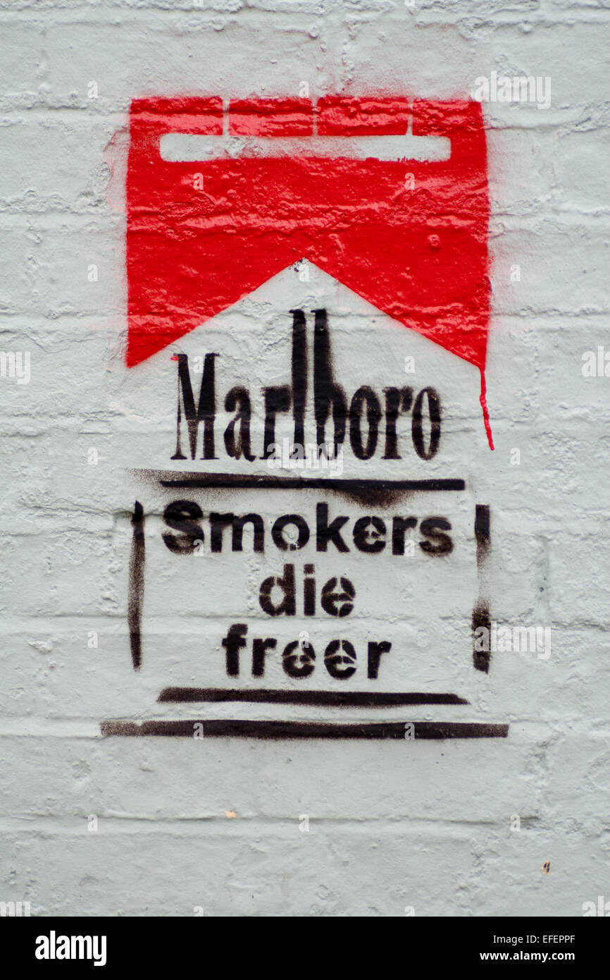 Illustration graffiti parodiant un logo de marque de cigarette avec un message d'avertissement de santé. Message anti-tabac. Cambridge, Angleterre, Royaume-Uni Banque D'Images