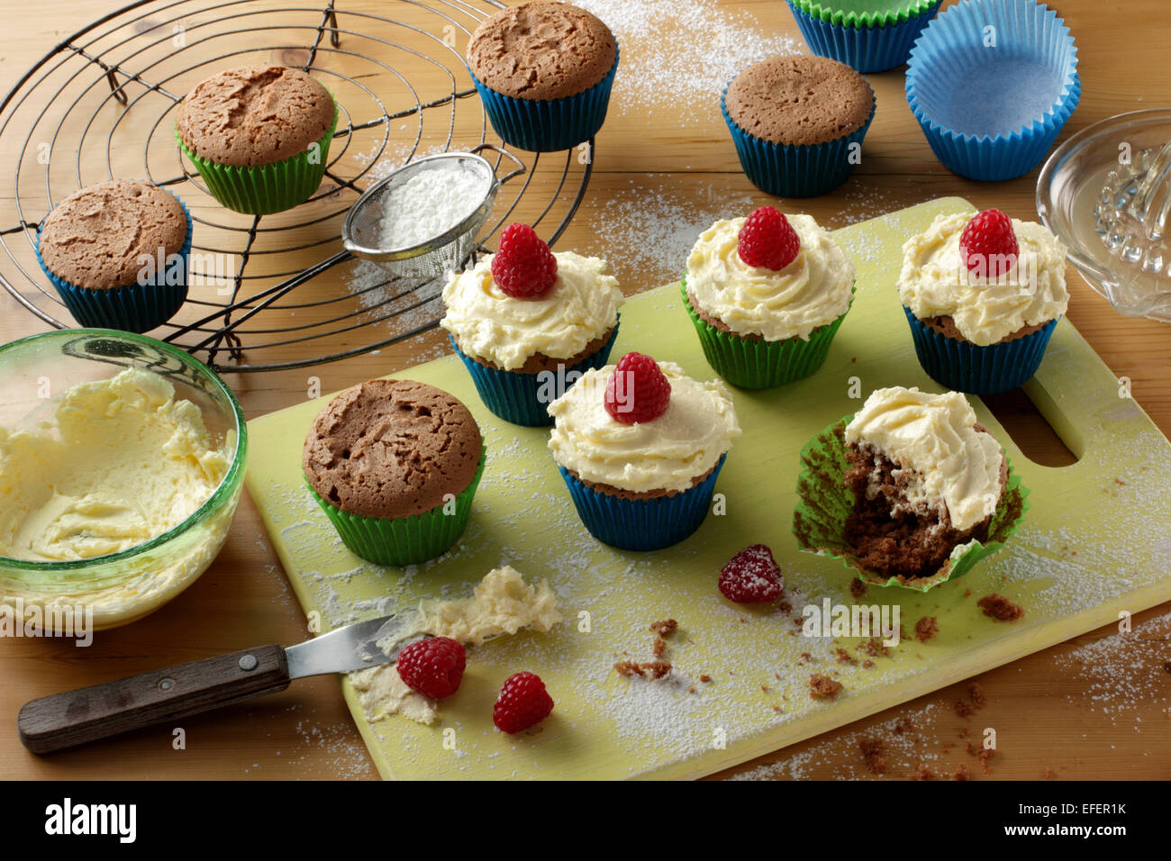 Buttercream frosting Cupcakes avec Banque D'Images