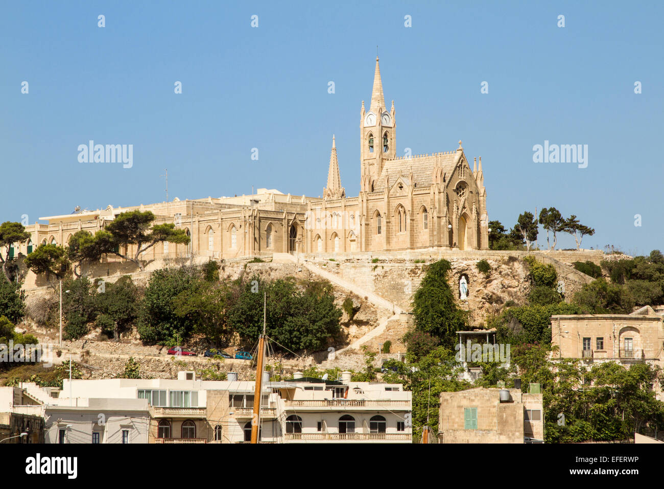 La Dame de Lourdes église sur l'horizon bleu à Mġarr Harbour de Gozo, à Malte Banque D'Images