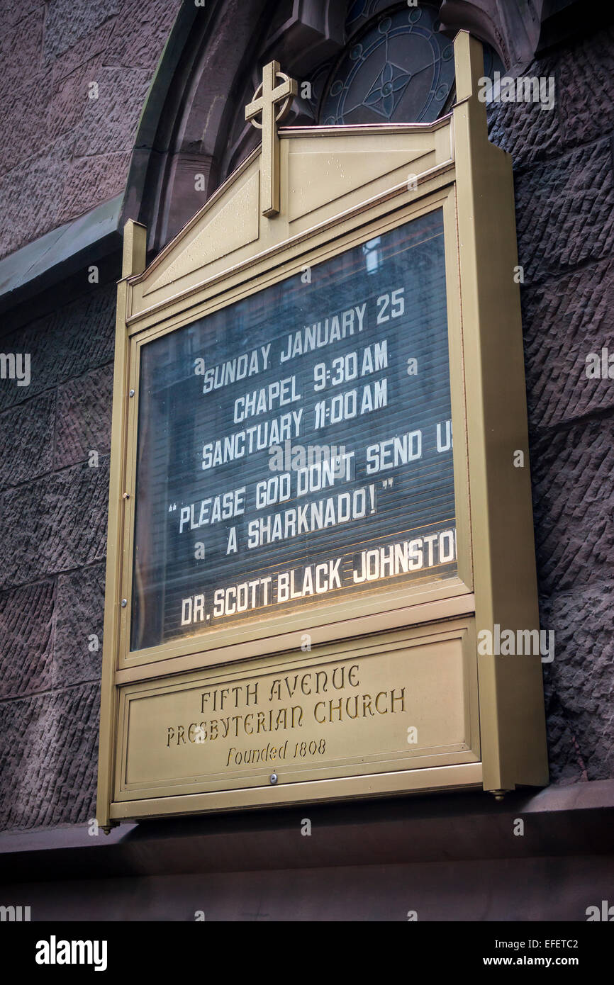 La pancarte sur la Fifth Avenue Presbyterian Church à New York, le samedi 24 janvier 2015, le Seigneur prie pour 'Veuillez ne pas nous envoyer une Sharknado". Le populaire mais cheesy film franchise par le droit d'asile, une société de production, est entré dans le lexique de la langue anglaise. Banque D'Images