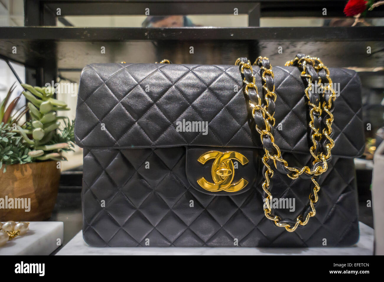 Un sac à main Chanel vintage, la vente de plus de 6000, dans le seul magasin de brique et de mortier de l'écart de la marque en ligne Piperlime quartier Soho de New York le samedi 24 janvier 2015. L'écart a annoncé qu'elle tire le bouchon sur la marque Piperlime, qui n'a jamais atteint la société prévoit d'ici la fin du premier trimestre de 2015.(© Richard B. Levine) Banque D'Images