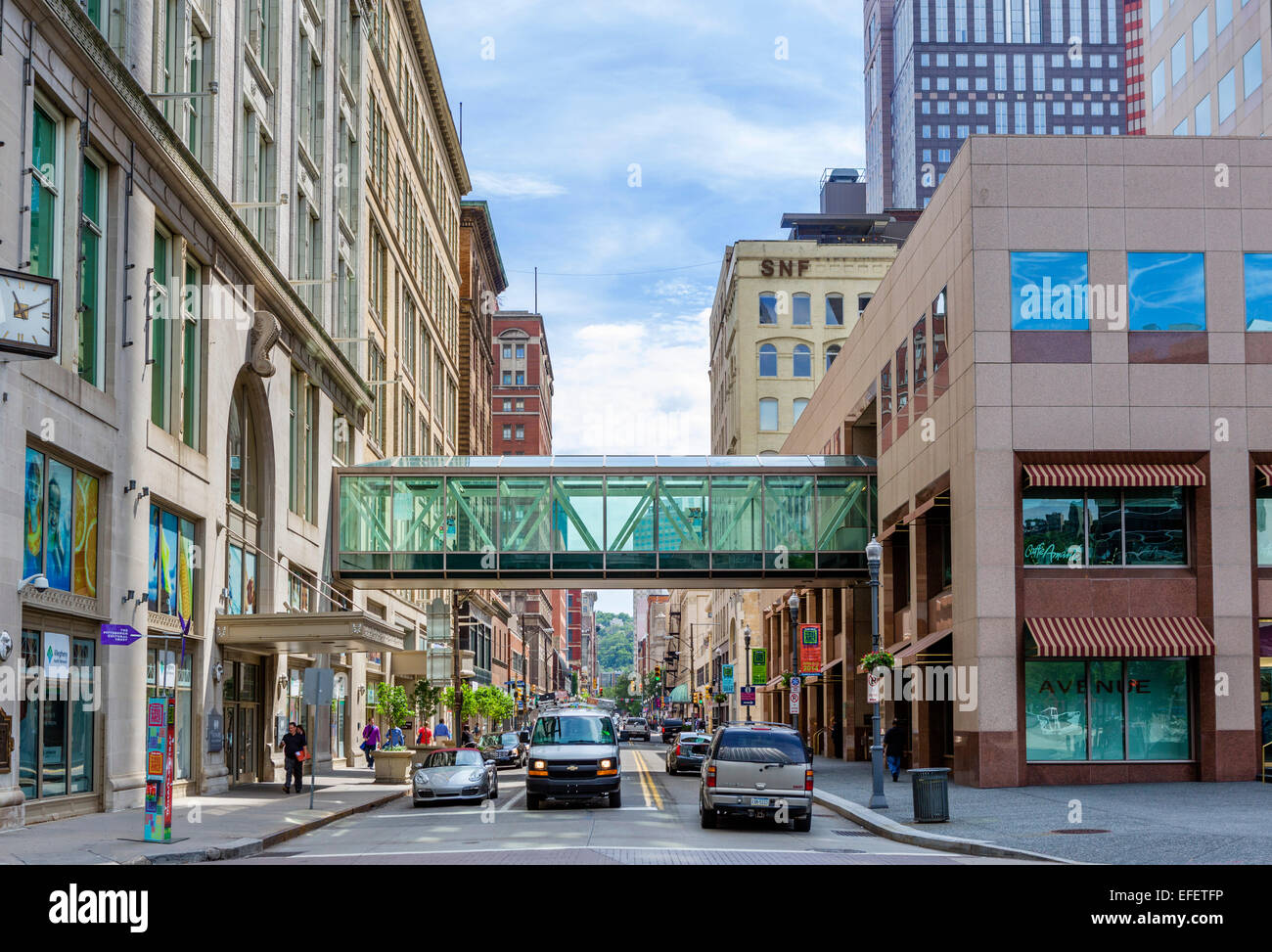 Vue vers le bas Penn Avenue au centre-ville de Pittsburgh, Pennsylvanie, USA Banque D'Images