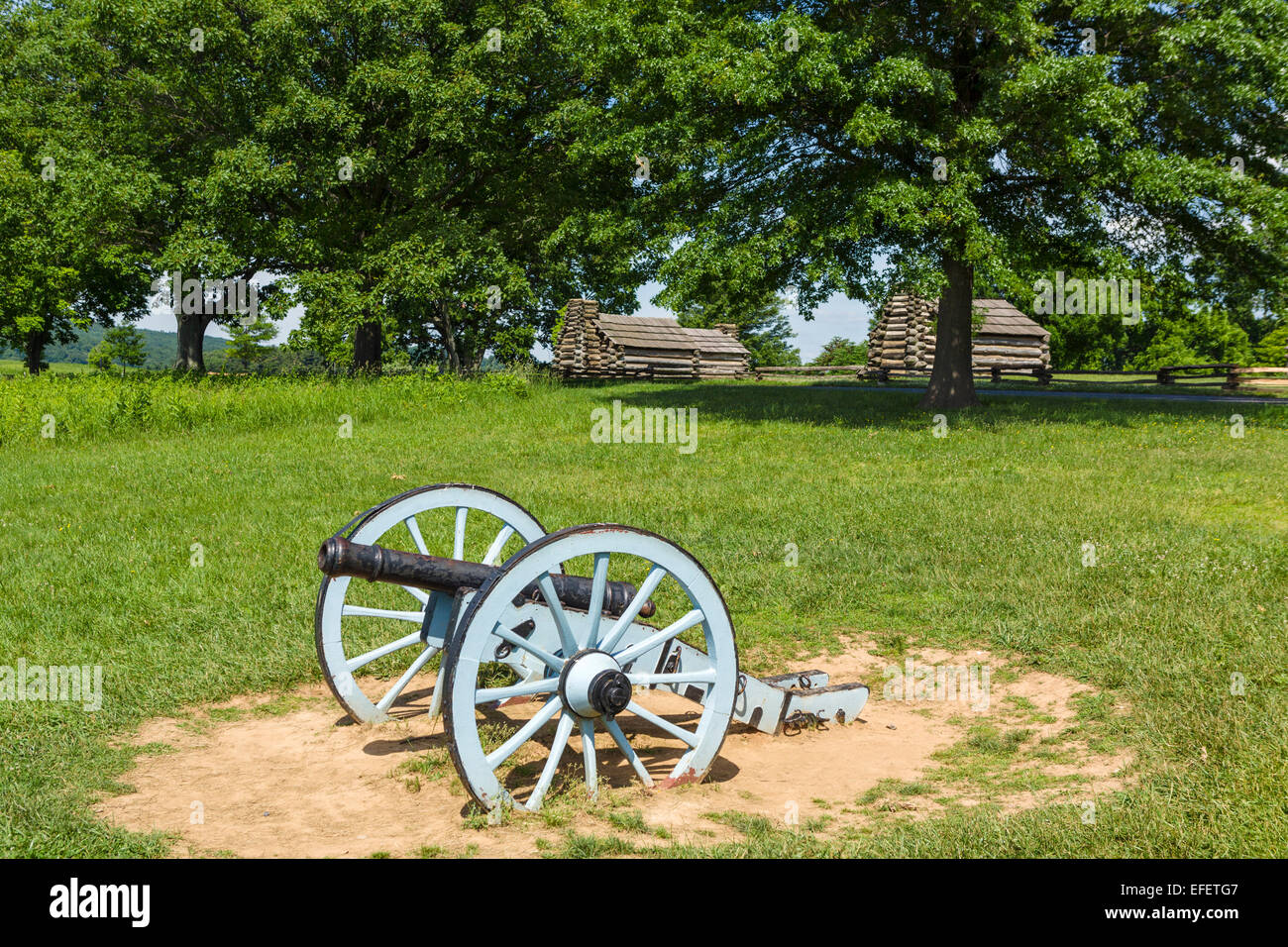 Cannon & huttes reconstruit sur le site de campement de la Brigade de Muhlenberg, Valley Forge National Historical Park, New Jersey, USA Banque D'Images