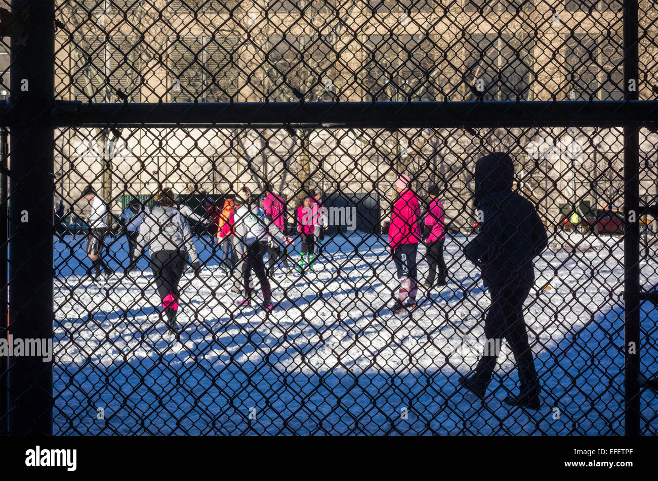 Des équipes d'hommes et de femmes co-ed jouer au soccer dans la neige à Chelsea Park à New York, le samedi, 31 janvier 2015. © Richard B. Levine) Banque D'Images