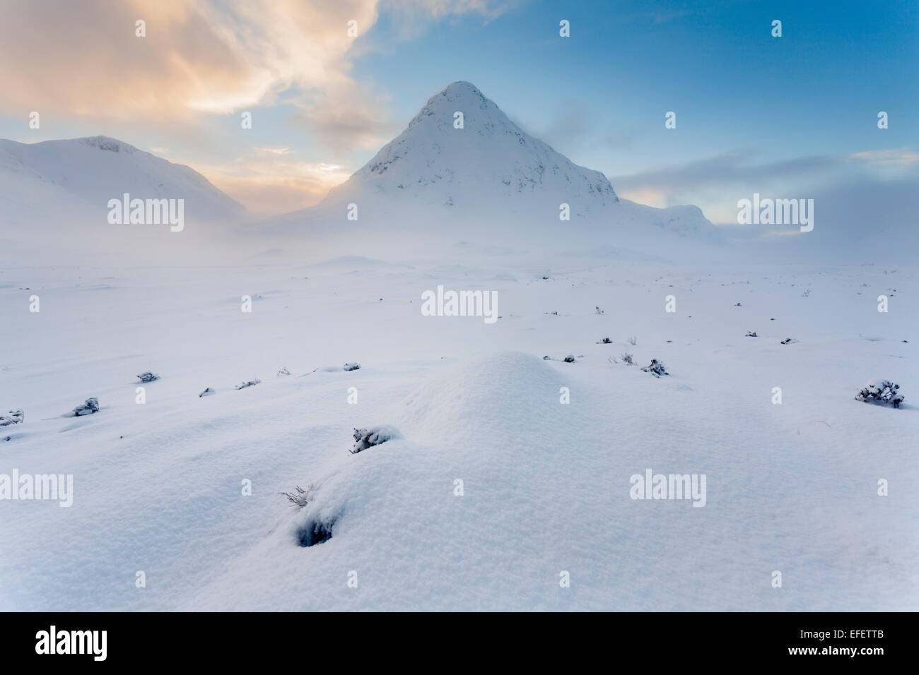 Le wee Buachaille recouverts d'une épaisse couche de neige que le soleil se couchait était derrière la montagne. Banque D'Images