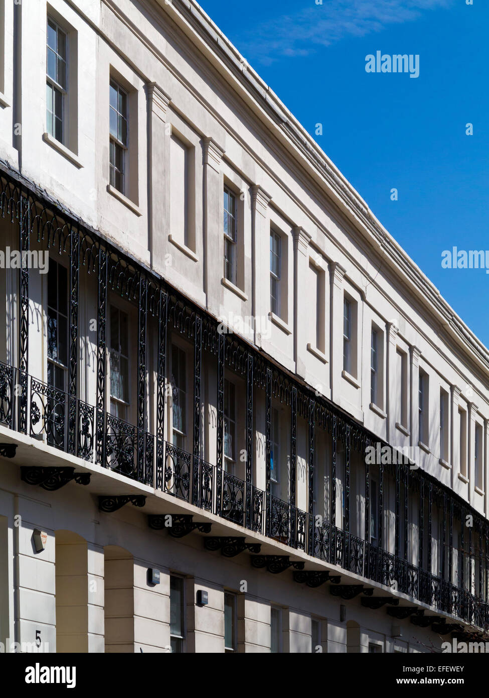 Terrasse Regency traditionnel avec des balcons en fer forgé dans le centre-ville de Cheltenham GLOUCESTERSHIRE England UK Banque D'Images