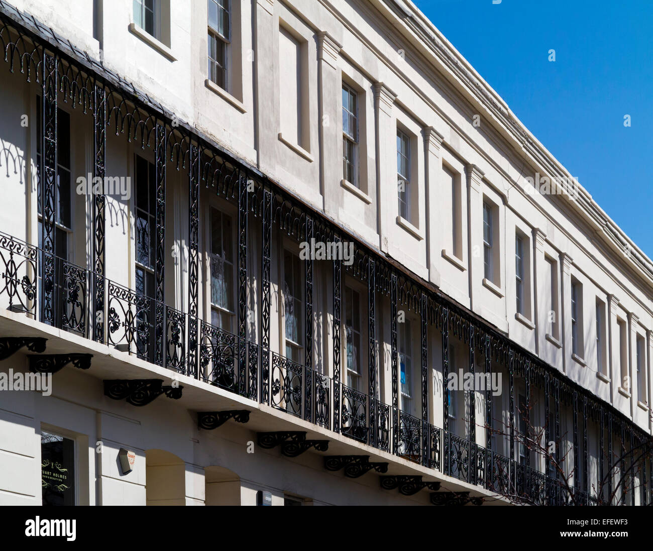 Terrasse Regency traditionnel avec des balcons en fer forgé dans le centre-ville de Cheltenham GLOUCESTERSHIRE England UK Banque D'Images