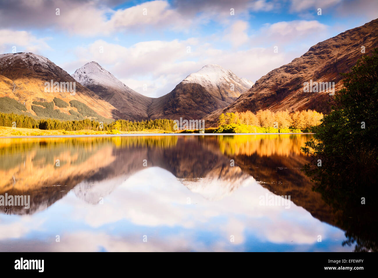 Reflet de Lairig Gartain séparant le Buachaille Etive beag Buachaille Etive Mor de l'urr de Lochan, Glen Etive Banque D'Images