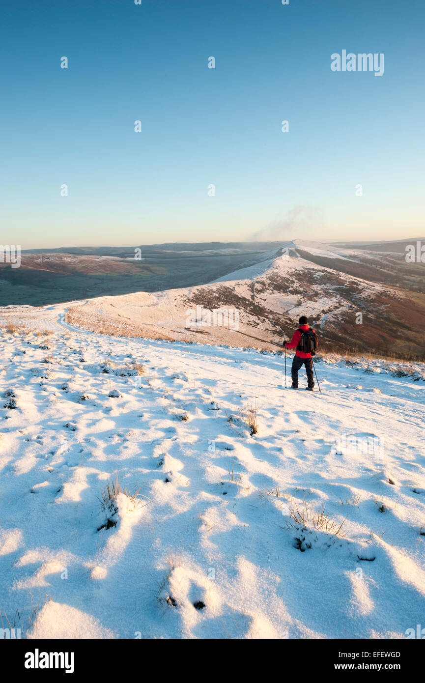 Une marchette au grand Ridge en hiver, Mam Tor, parc national de Peak District, Derbyshire Banque D'Images