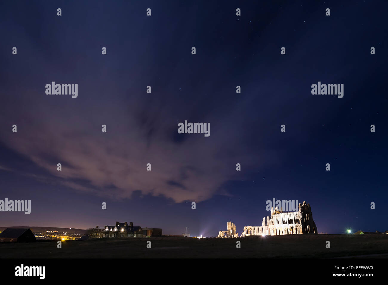 Photographie de paysage de nuit l'abbaye de Whitby, montrant un ciel étoilé avec quelques nuages. Banque D'Images