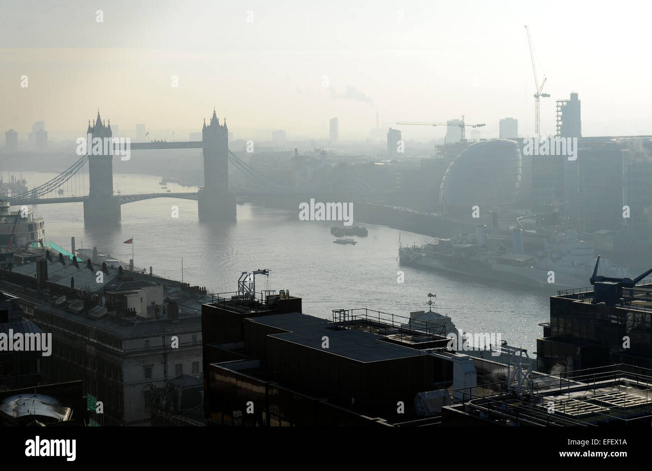 Vue sur Tower Bridge, Londres, dans le haut de monument. Banque D'Images