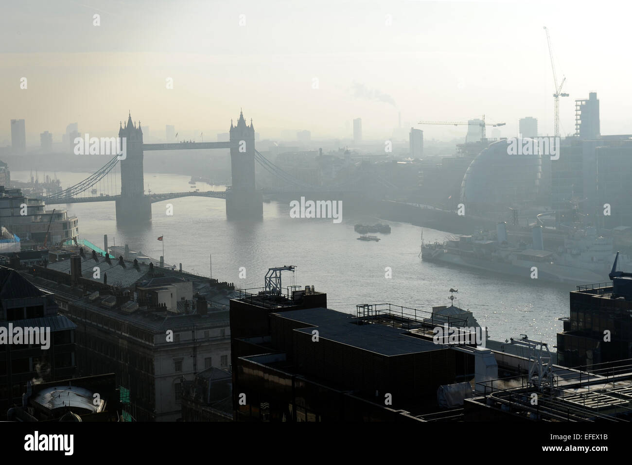 Vue sur Tower Bridge, Londres, dans le haut de monument. Banque D'Images