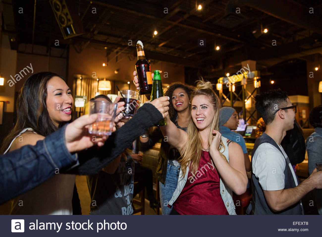 Friends toasting cocktails au bar Banque D'Images