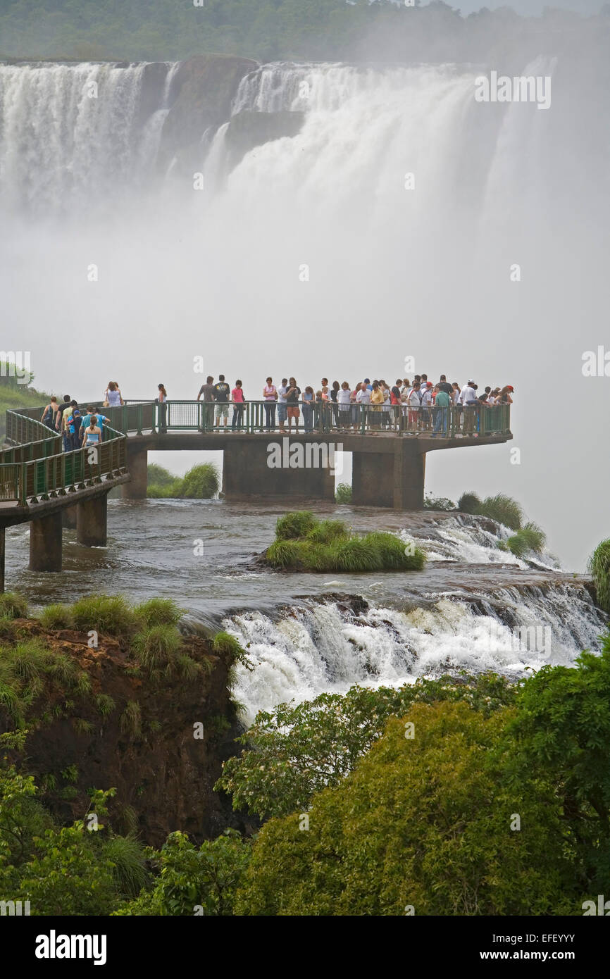 Personnes et des cascades, Santa Maria de Cascades surplombent, Parc National de l'Iguazu, Brésil Banque D'Images