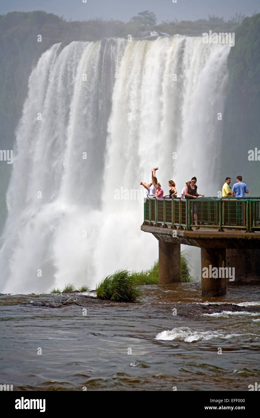 Personnes et des cascades, Santa Maria de Cascades surplombent, Parc National de l'Iguazu, Brésil Banque D'Images