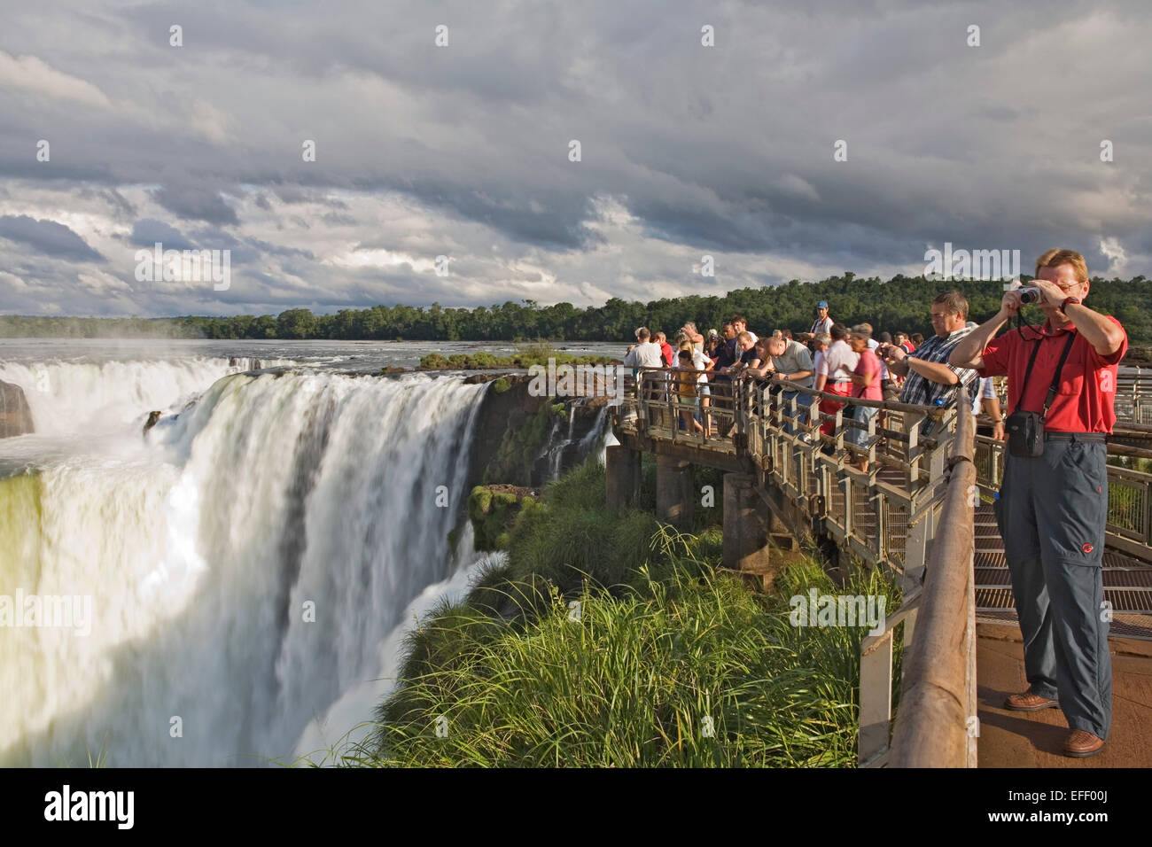 Les touristes, Garganta del Diablo, la Gorge du Diable Parc National de l'Iguazu, Argentine Banque D'Images