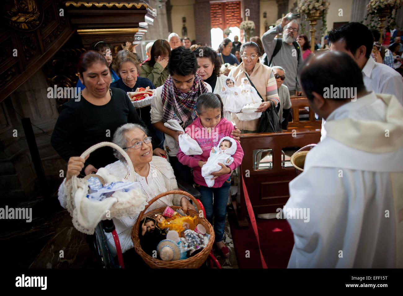 La ville de Mexico, Mexique. 2e Février, 2015. Un prêtre bénit des chiffres qui représentent l'enfant Jésus, dans le contexte de la célébration de la Chandeleur, dans la Cathédrale Métropolitaine, à Mexico, capitla du Mexique, le 2 février 2015. © Pedro Mera/Xinhua/Alamy Live News Banque D'Images