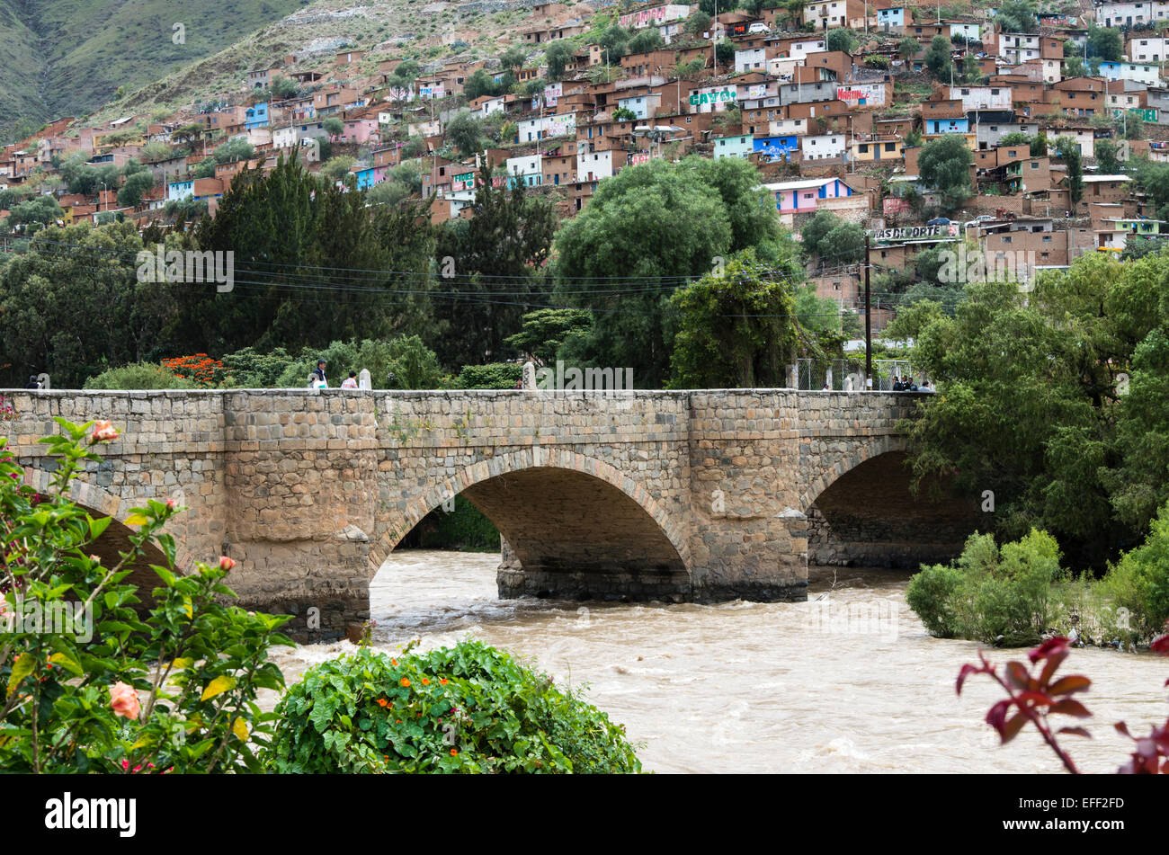 Calicanto bridge(1884) et la rivière Huallaga Huánuco en ville. Perú. Banque D'Images