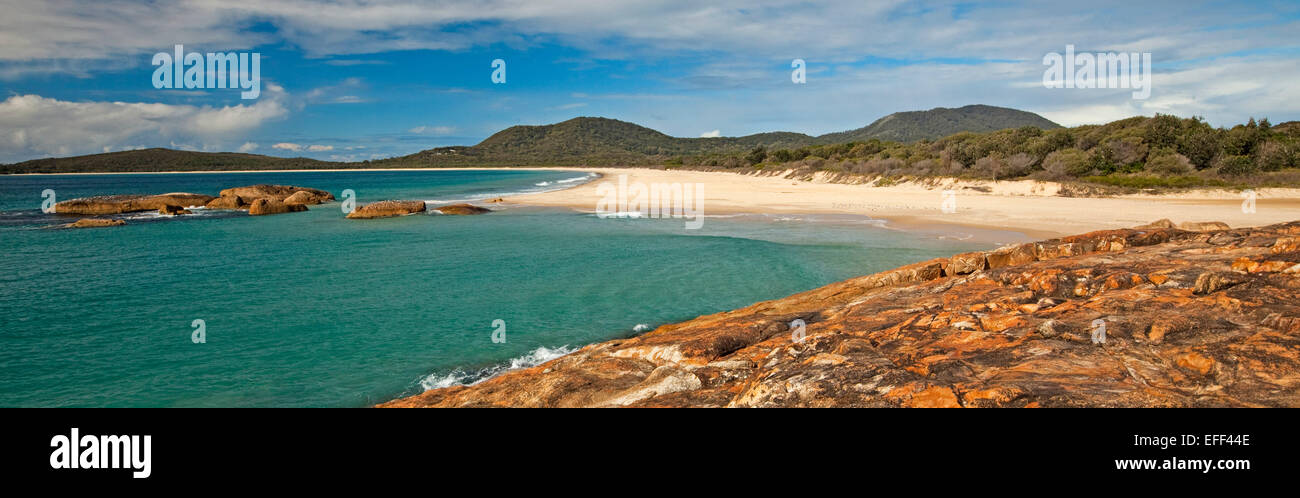 Vue panoramique de la plage de sable fin, eaux turquoise de l'océan Pacifique et la baie bordée par les dunes boisées au sud-ouest de Rocks NSW Australie Banque D'Images