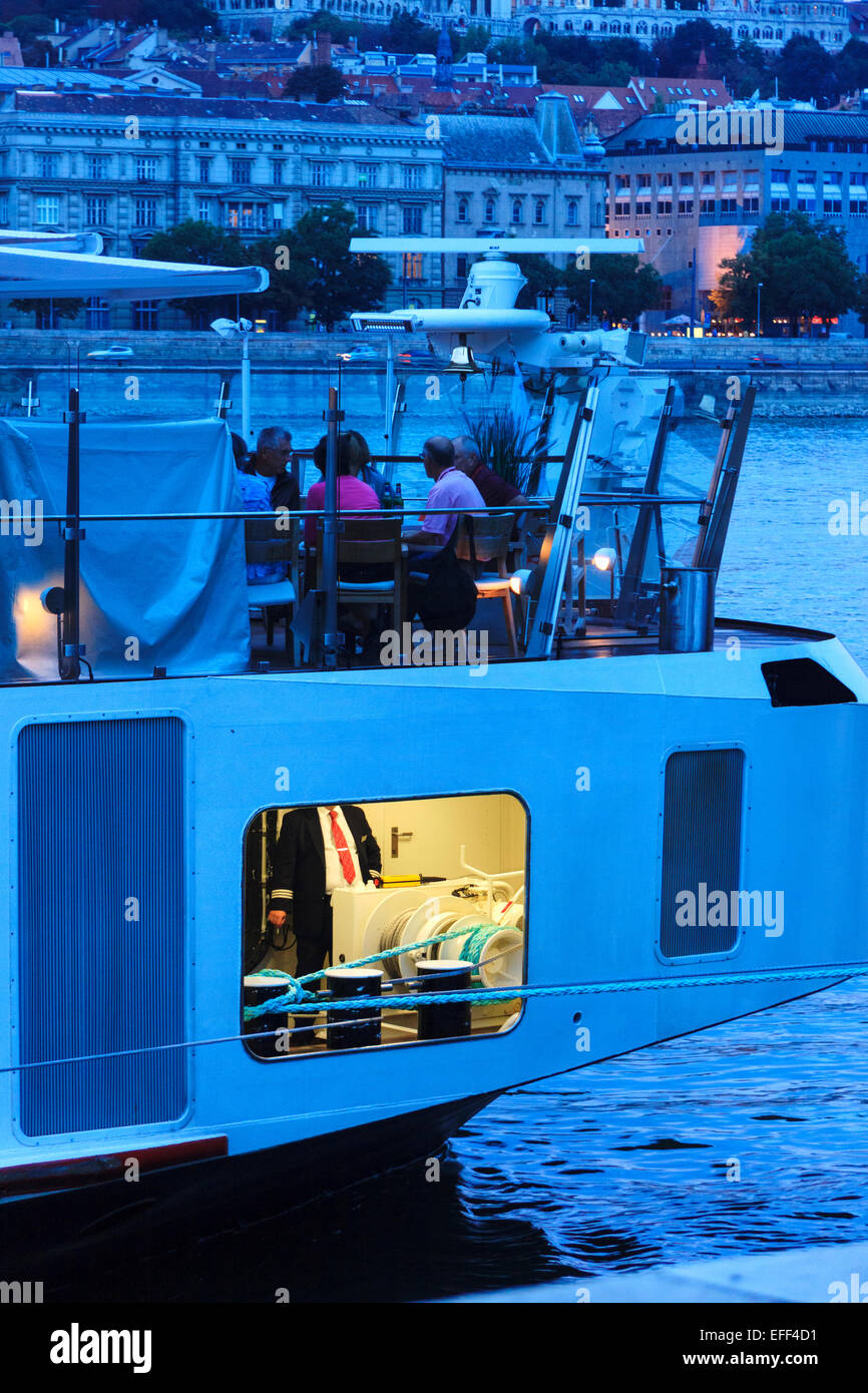 Manger les touristes et l'équipage se reposer sur un bateau de croisière sur le Danube. Budapest, Hongrie Banque D'Images