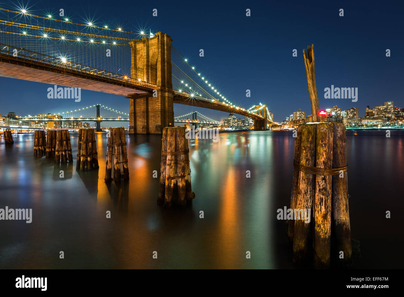 Pont de Brooklyn illuminés la nuit, vu de la Manhattan côté. Banque D'Images