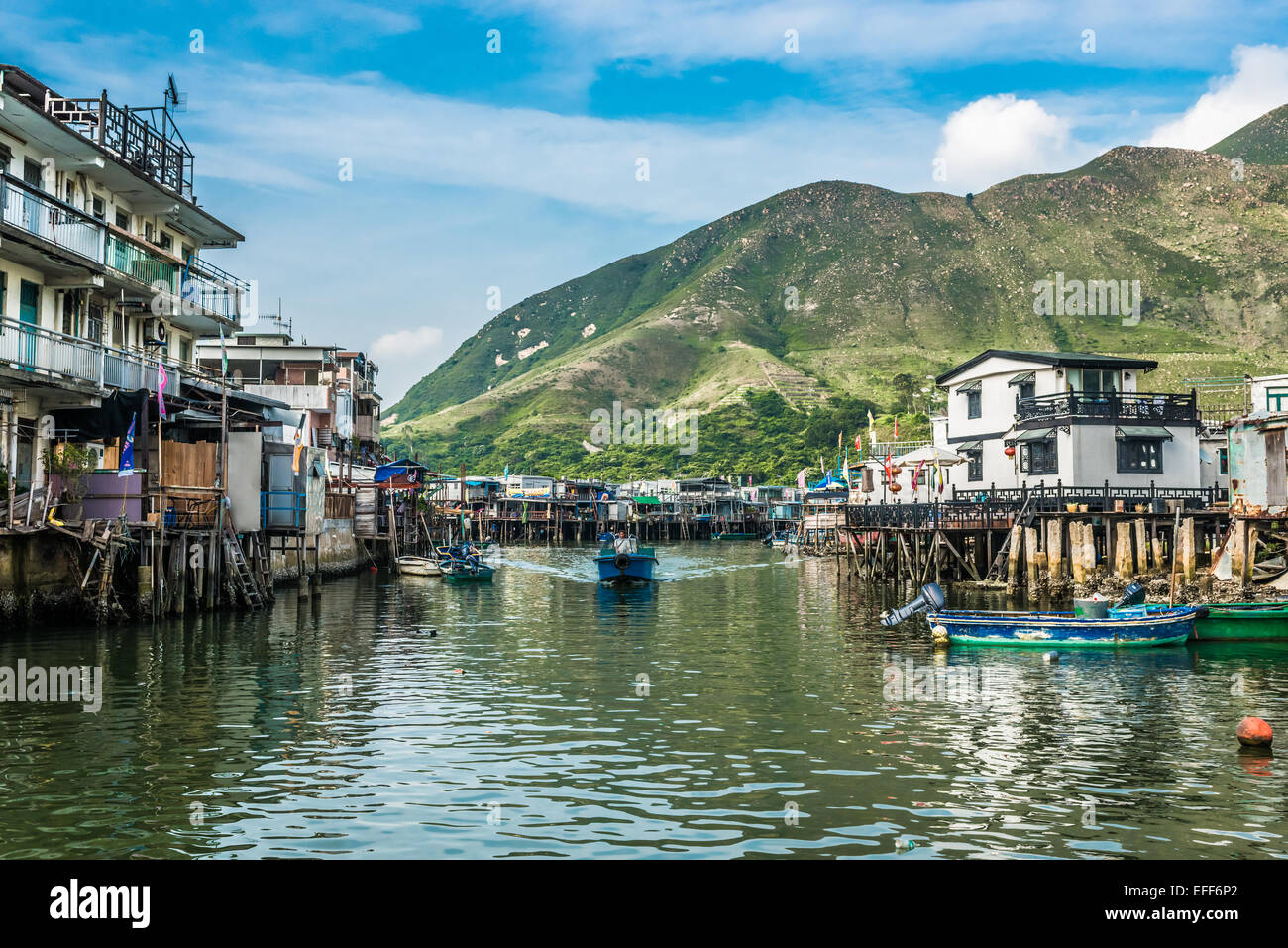 Tai O, Hong Kong, Chine- 10 juin 2014 : des maisons sur pilotis et les pêcheurs en bateaux à l'île de Lantau Banque D'Images