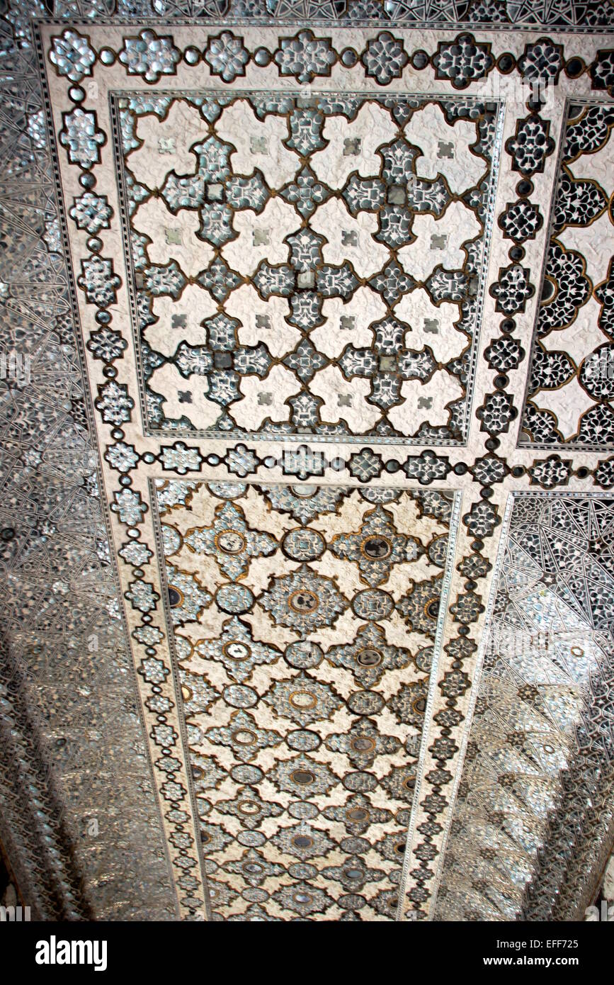 Le travail de conception de la mosaïque sur le plafond de la salle des miroirs (Sheesh Mahal) à l'Amer Palace, Fort Amber, Jaipur, Rajasthan, Inde, Asie Banque D'Images