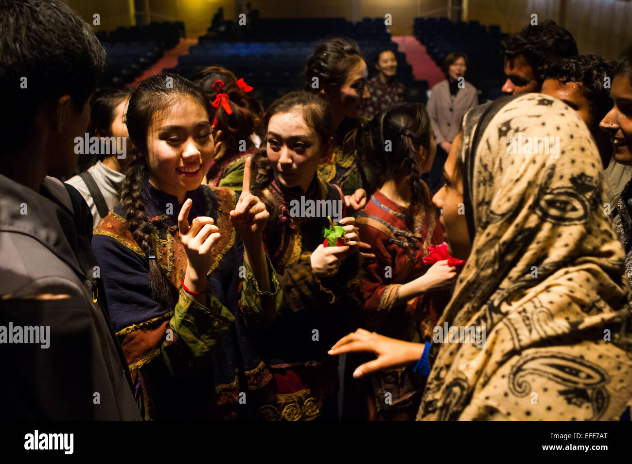 New Delhi, Inde. 2e Février, 2015. Les élèves de l'Académie centrale de théâtre de discuter avec l'auditoire indiens après leur spectacle au 17e rang, Inde Bharat ou Festival International de Théâtre de l'Inde, à New Delhi, Inde, le 2 février 2015. Les élèves de l'Académie centrale d'art dramatique a montré trois courtes pièces mêlant la culture traditionnelle chinoise et de la danse au festival. © Zheng Huansong/Xinhua/Alamy Live News Banque D'Images