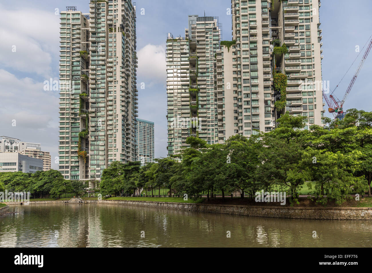 Les immeubles à appartements avec jardins verticaux en face de la rivière Singapour Banque D'Images