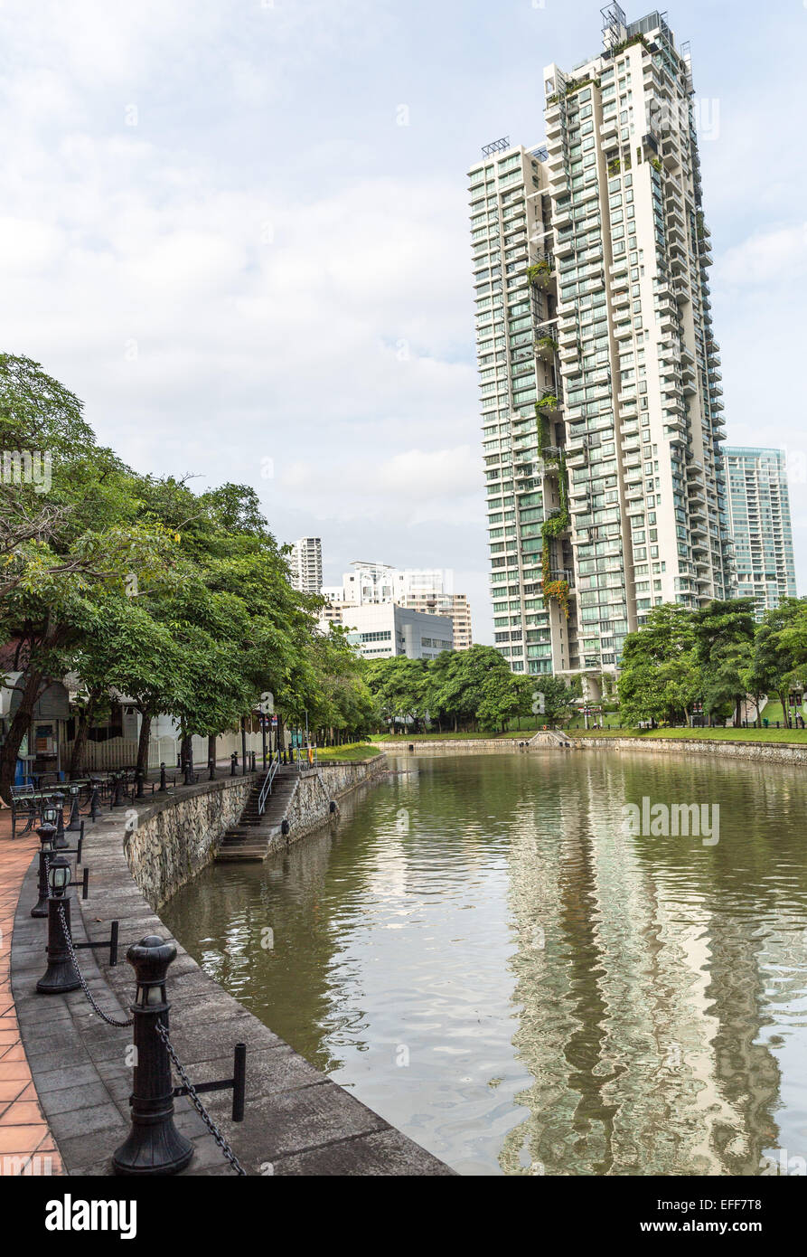 Les immeubles à appartements avec jardins verticaux en face de la rivière Singapour Banque D'Images