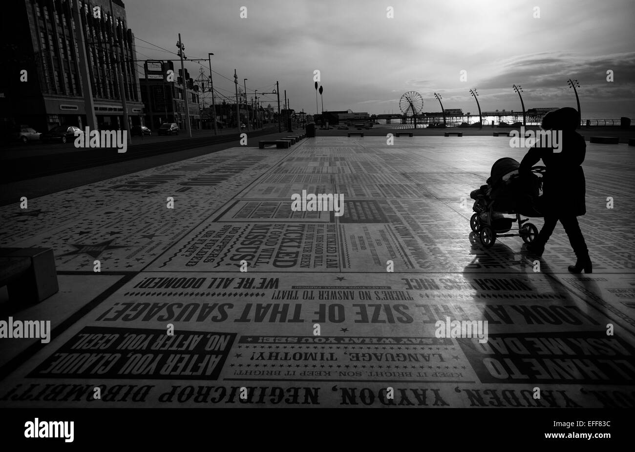 Comédie de Blackpool avant tapis mère poussant la pram. crédit : lee ramsden / alamy Banque D'Images