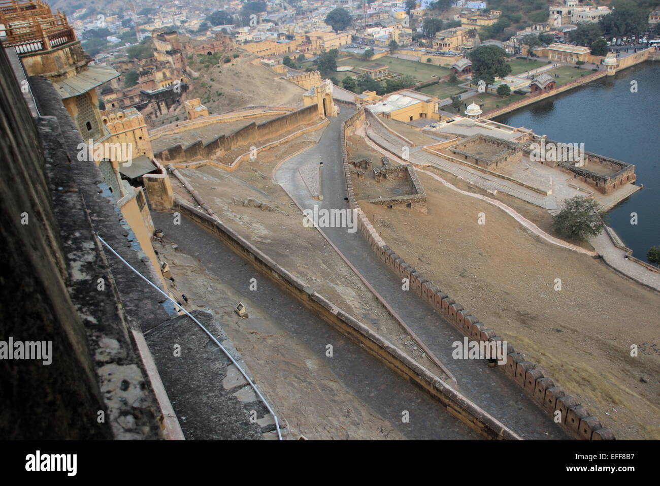 Bird's Eye View of lake and winding road à Amer Palace (Fort Amber), Jaipur, Rajasthan, Inde, Asie Banque D'Images
