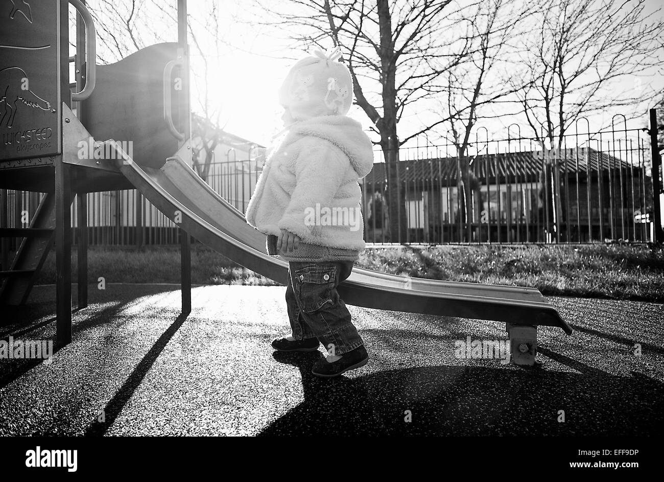 Enfant jouant dans ansdell, lytham st annes conseil lansdowne community park. crédit : lee ramsden / alamy Banque D'Images