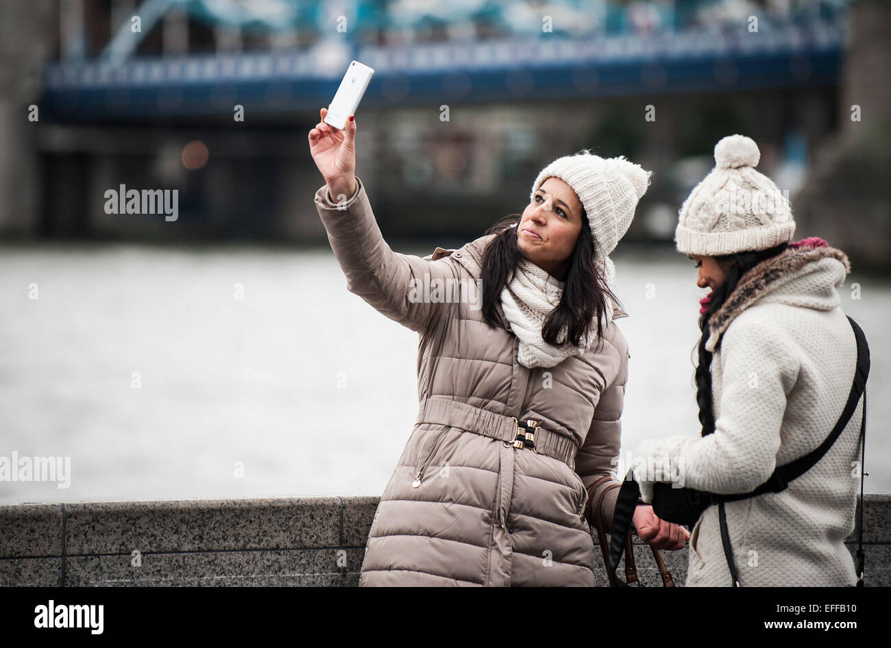 Une femme prenant une avec un téléphone mobile selfies. Banque D'Images