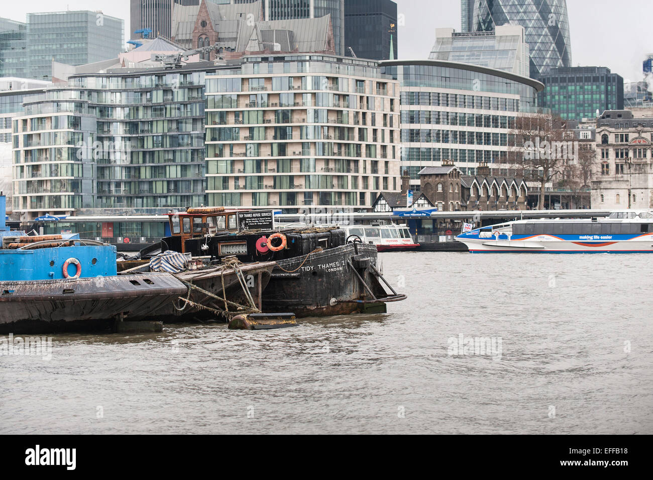 Des Barges de la Tamise Tidy Refuser Société amarré sur la Tamise à Londres. Banque D'Images