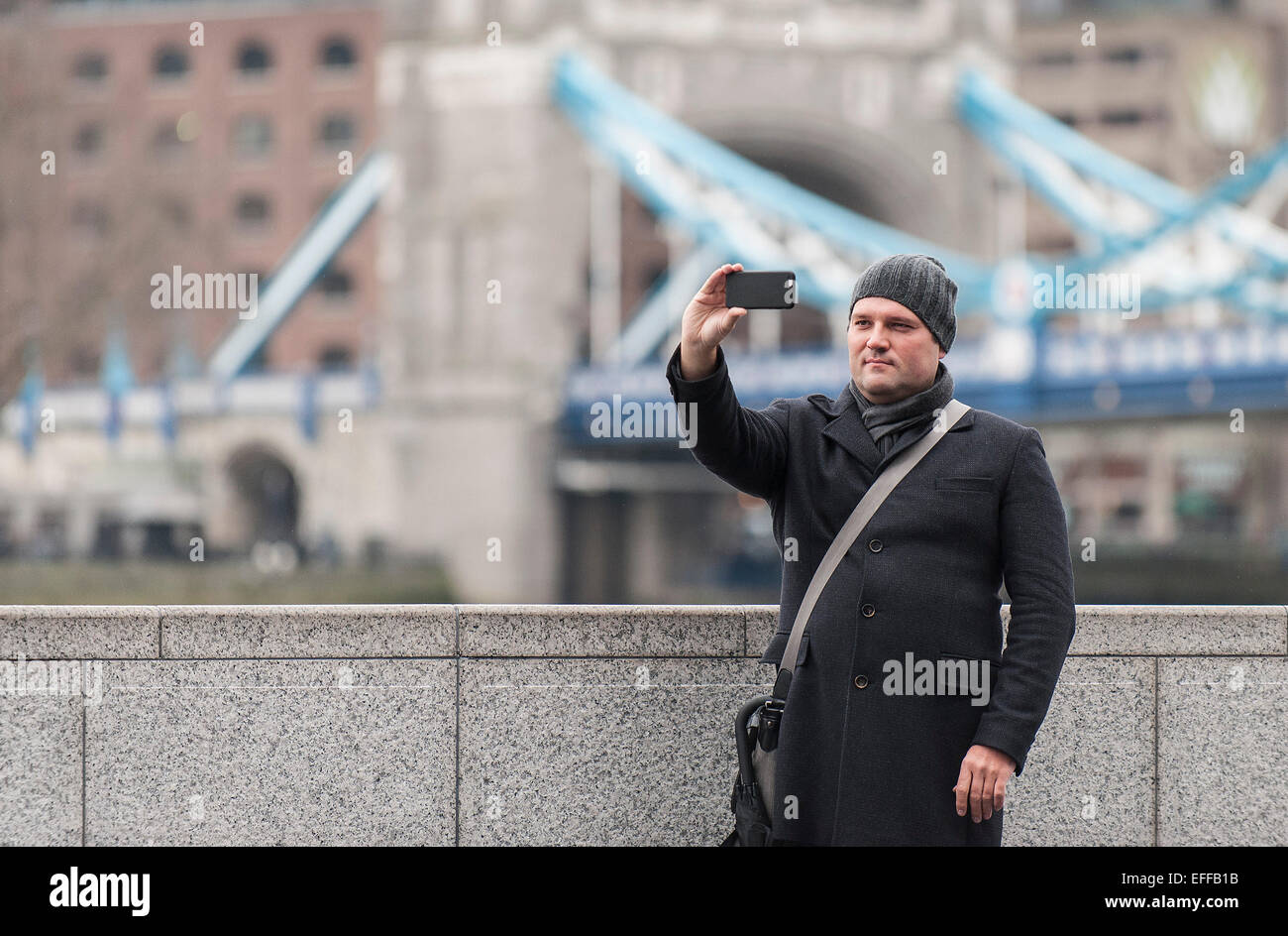 Un homme prenant une avec un téléphone mobile selfies Banque D'Images