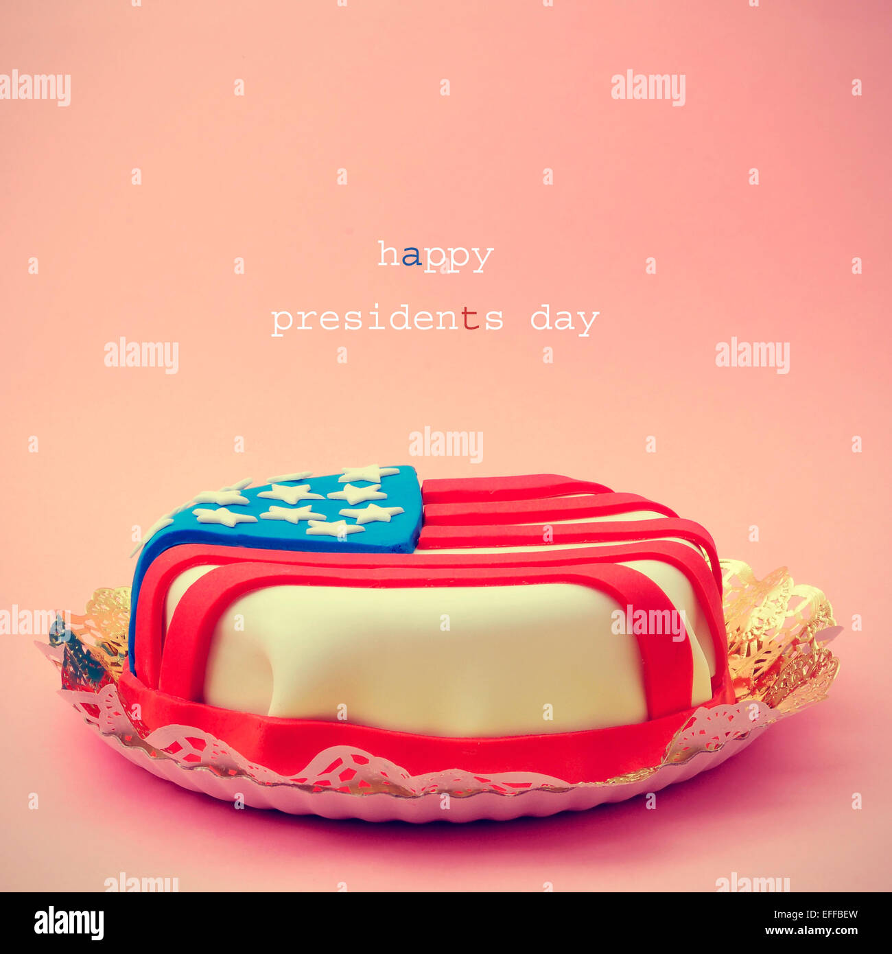 Le texte heureux Présidents jour et un gâteau décoré avec le drapeau des États-Unis sur un fond rouge Banque D'Images