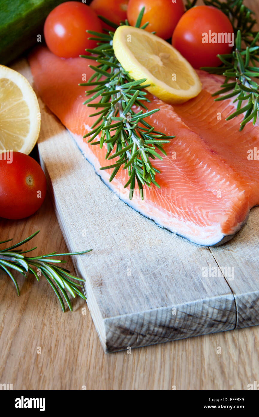Le saumon frais au romarin et légumes Banque D'Images