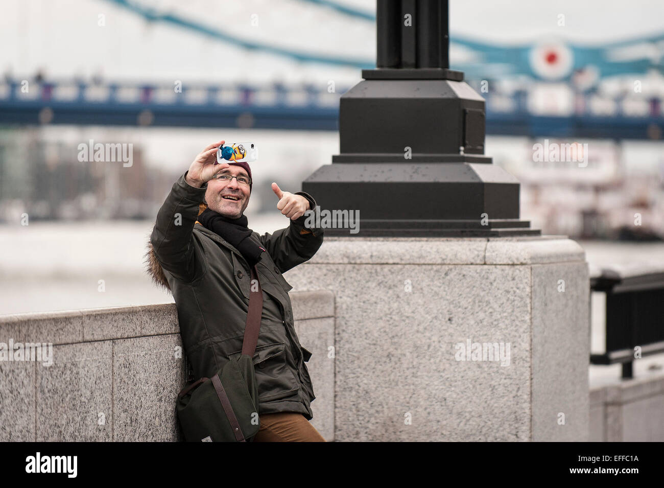 Un touriste en tenant un téléphone mobile avec un selfies. Banque D'Images