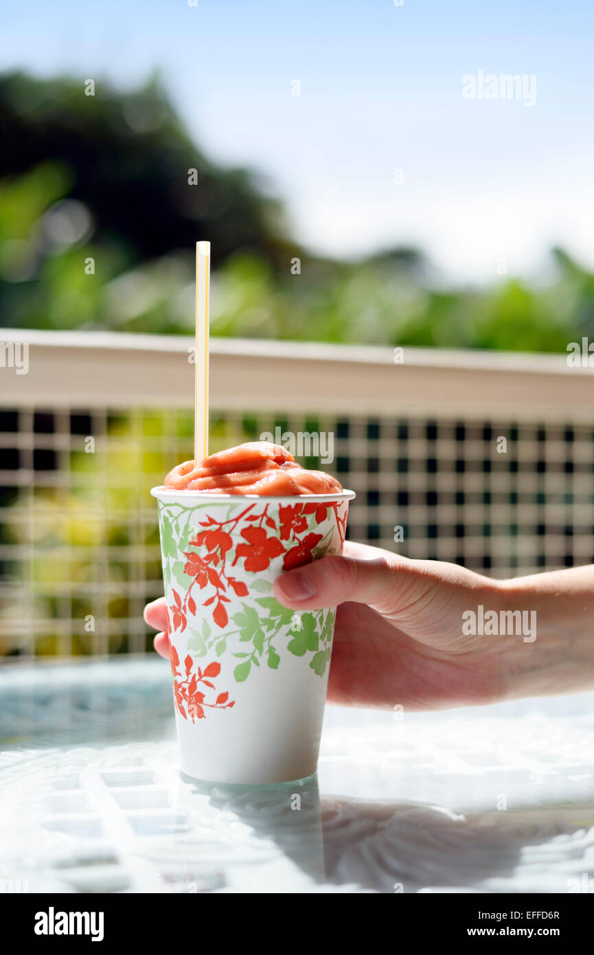 USA, Hawaii, Big Island, Pepeekeo, hand holding paper cup de fruits Banque D'Images