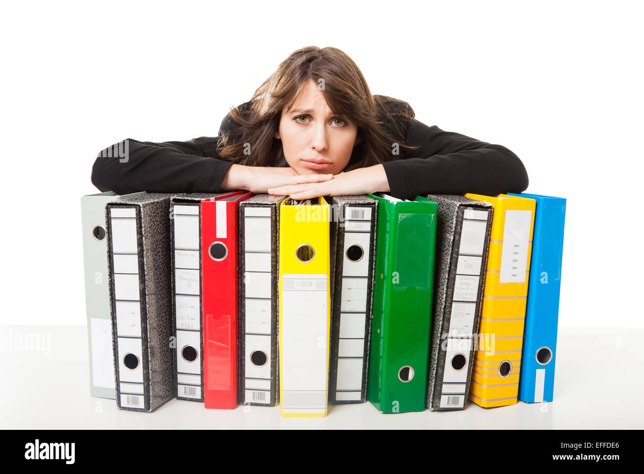 Au repos, les dossiers des étudiants épuisés isolé sur fond blanc Banque D'Images