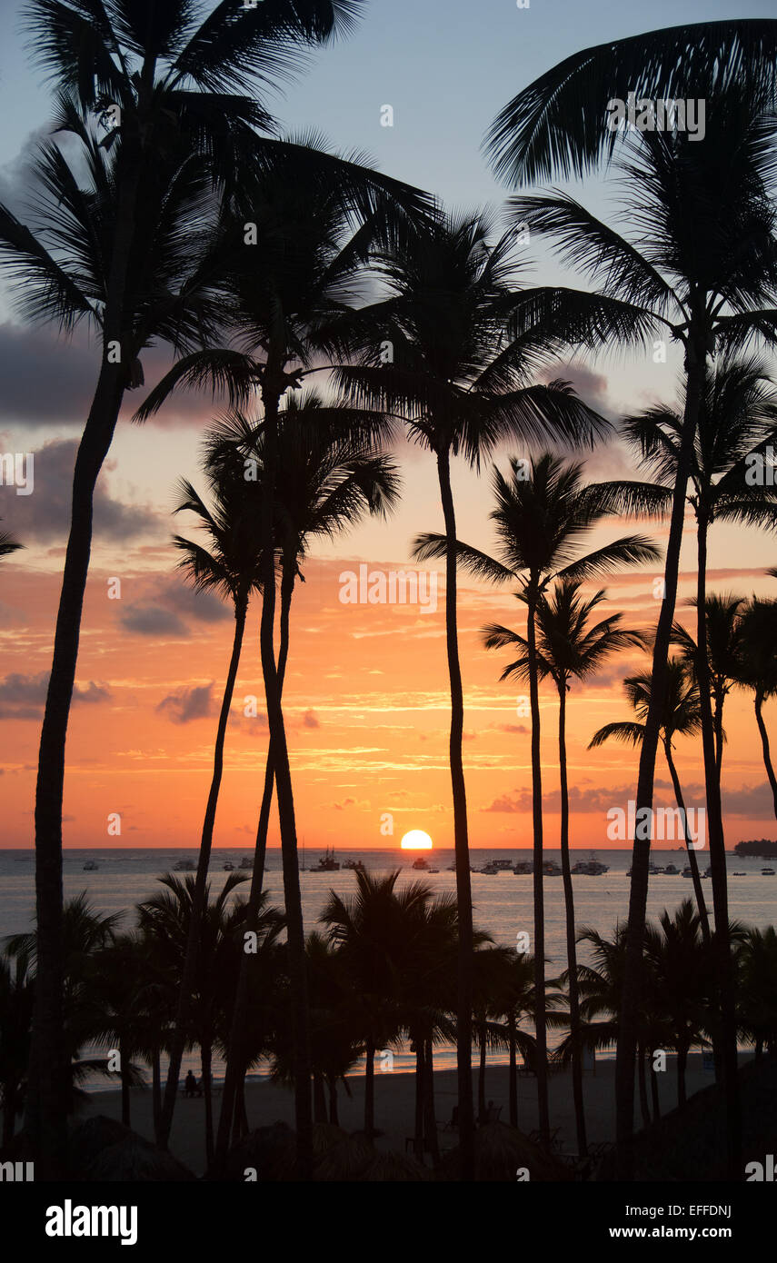 République dominicaine. Lever du soleil sur l'Atlantique, vu depuis les Secrets Royal Beach Resort sur la plage de Punta Cana. 2015. Banque D'Images