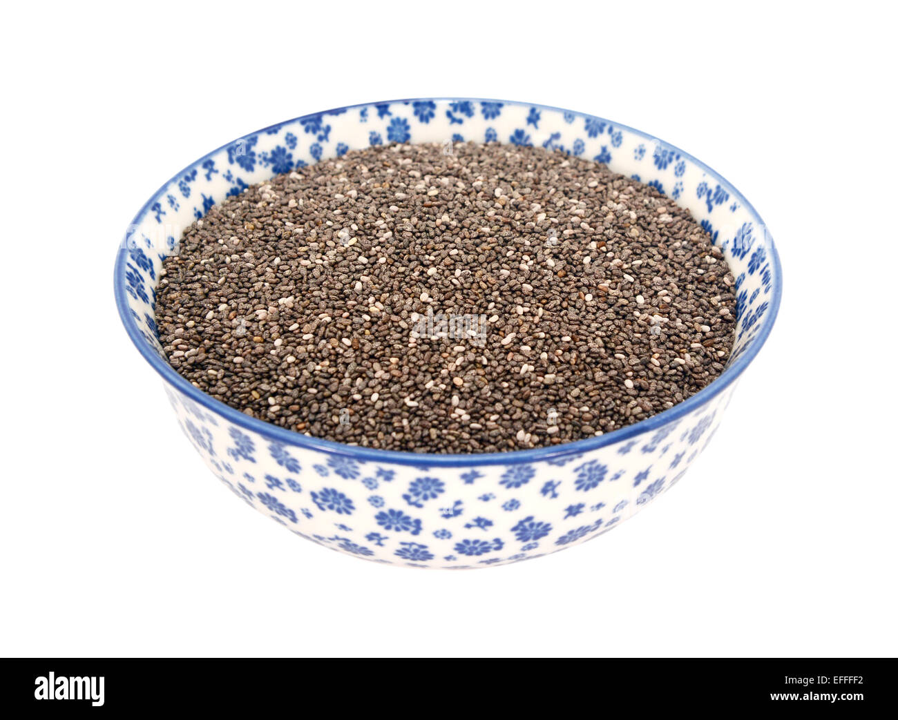 Les graines de Chia dans un bol en porcelaine bleu et blanc avec un design floral, isolé sur fond blanc Banque D'Images