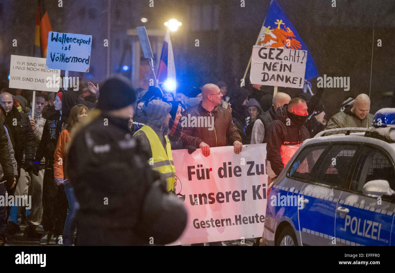 Stralsund, Allemagne. 2e Février, 2015. Les membres du groupe MVgida Isalmic anti-(Mecklembourg-Poméranie-Occidentale contre l'islamisation de l'occident) tenir des banderoles et des pancartes lisez : Pour l'avenir de nos enfants ! Hier. Aujourd'hui. Demain' (C), qu'ils participent à un rassemblement à Stralsund, Allemagne, 2 février 2015. Le rallye MVgida, une ramification du groupe Pegida (Patriotic européens contre l'islamisation de l'Ouest), était accompagné de manifestations. Photo : Stefan Sauer/dpa/Alamy Live News Banque D'Images