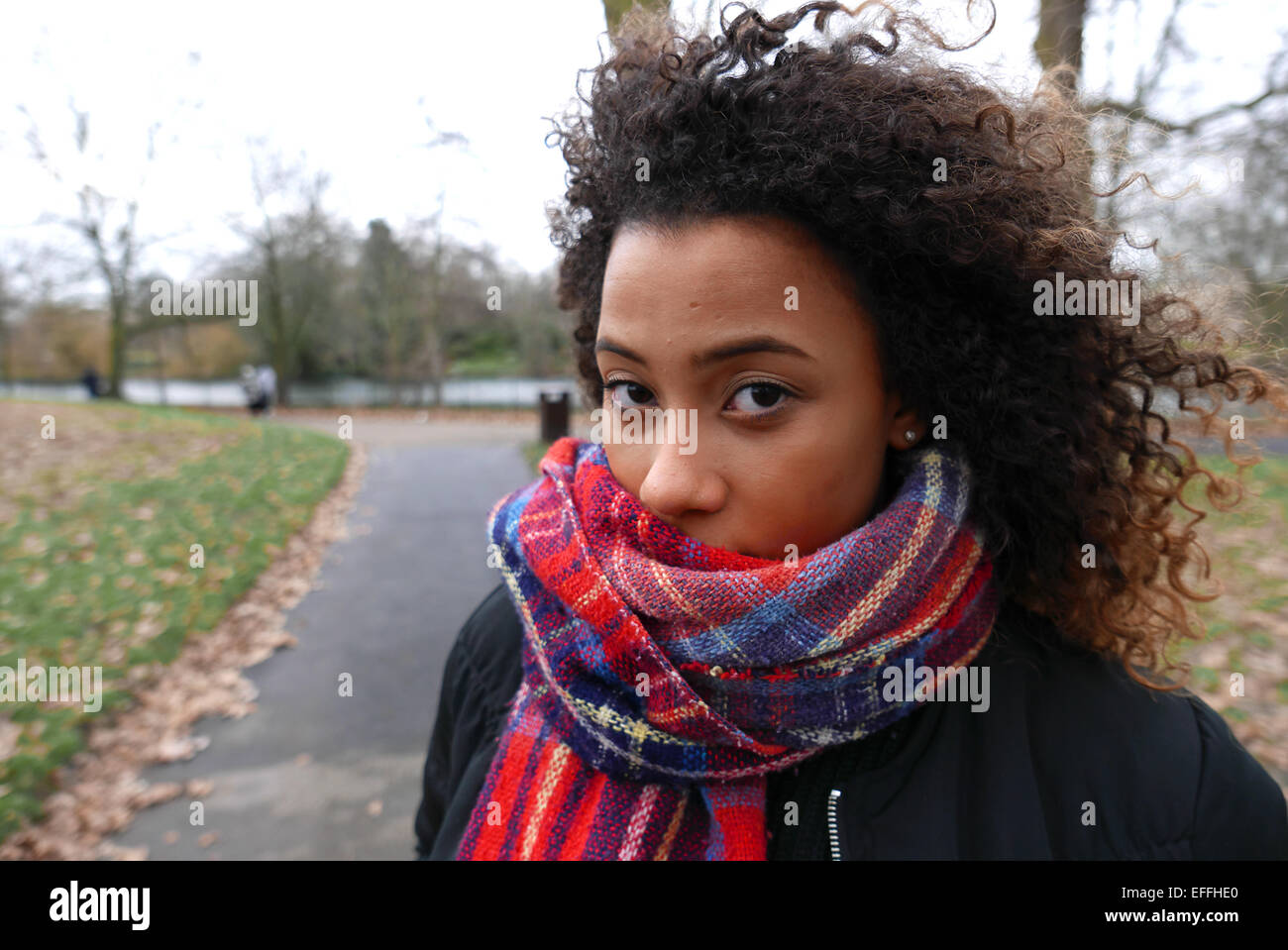 United Kingdom London Regents Park portrait d'un jeune et à la mode mixed race girl Banque D'Images