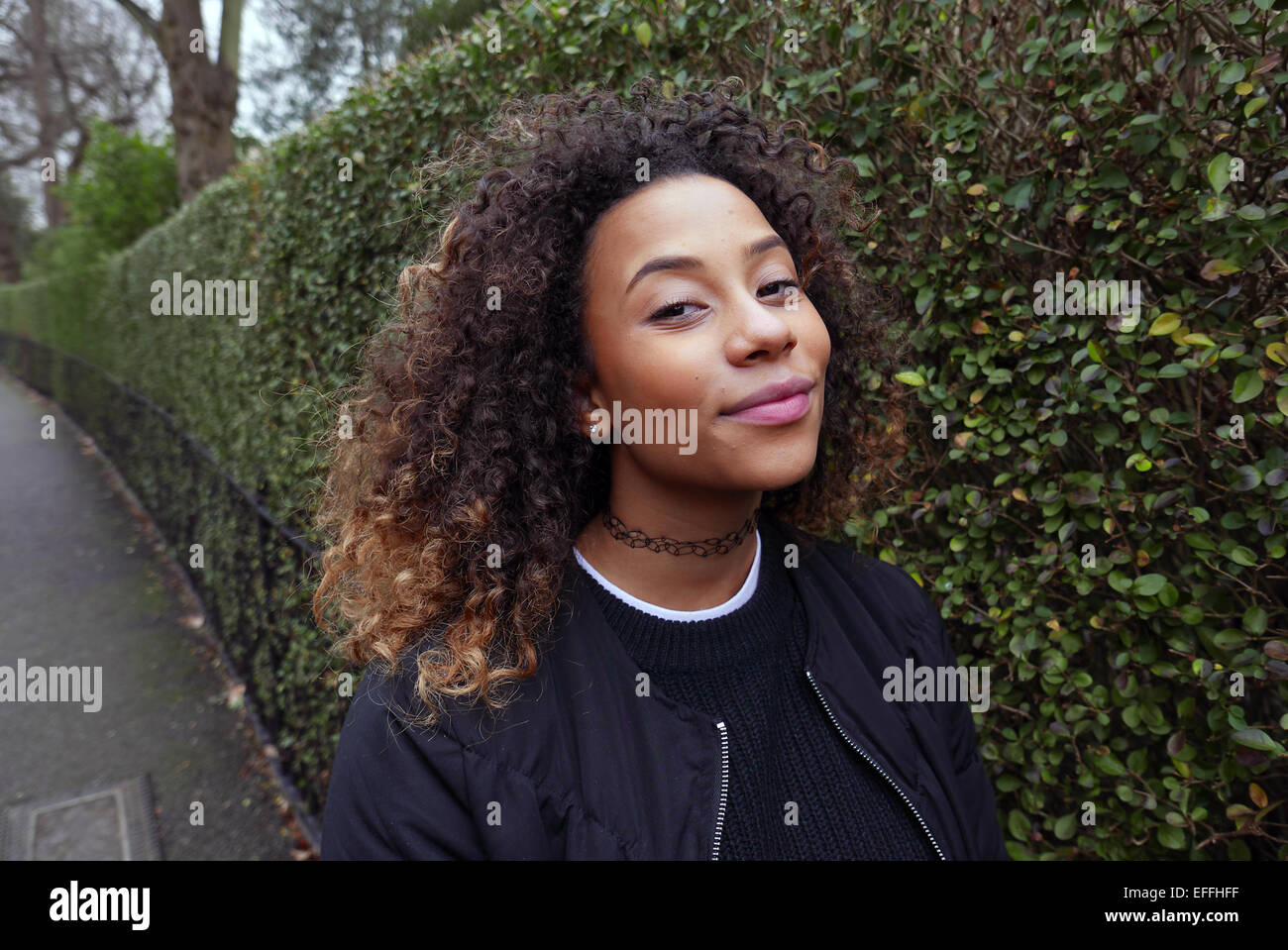 United Kingdom London Regents Park portrait d'un jeune et à la mode mixed race girl Banque D'Images